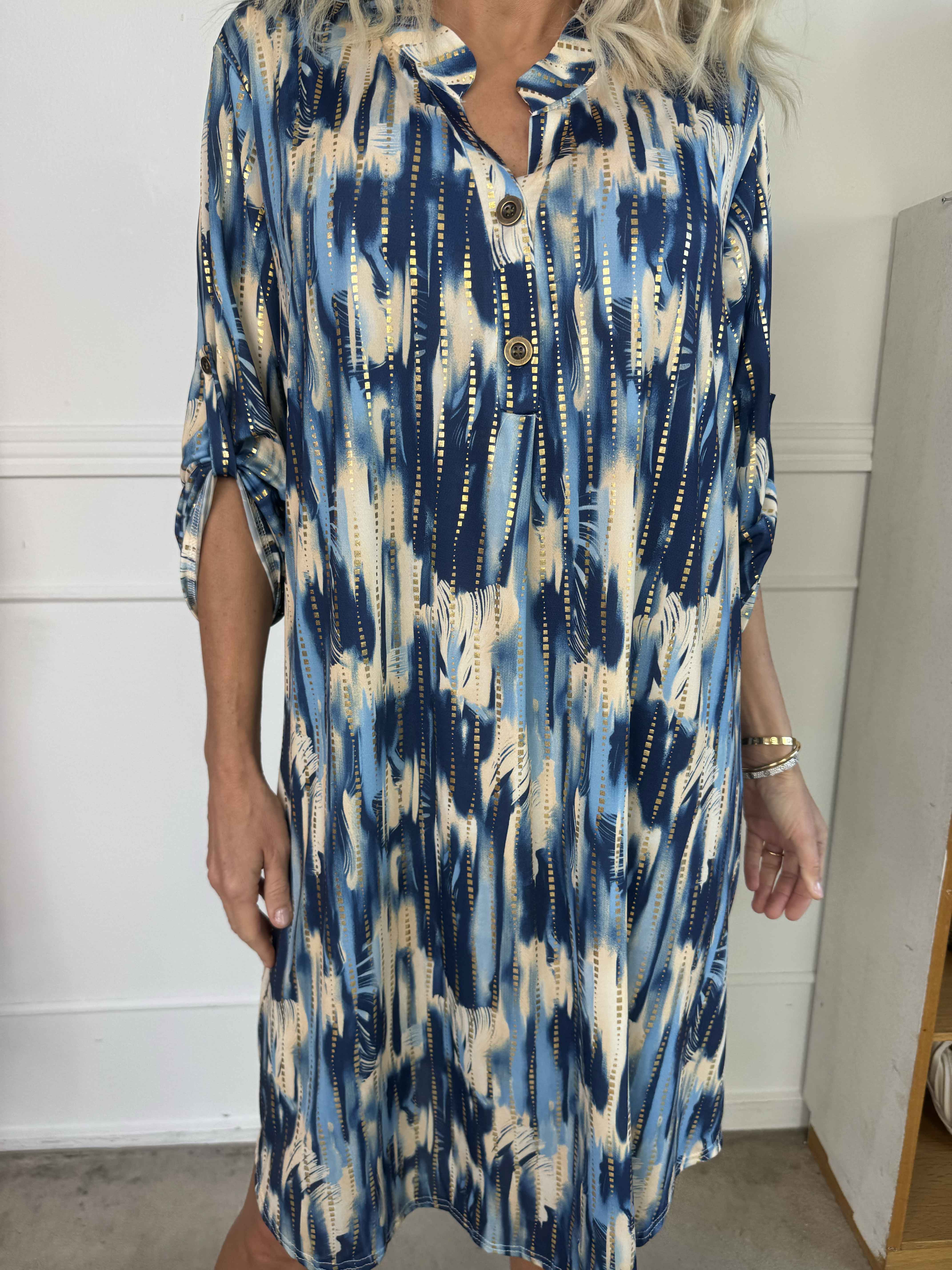 Ebba Pattern Long - Elastisk mönstrad klänning med gulddetaljer